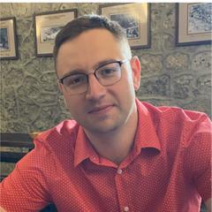 Олег, директор магазина электроники